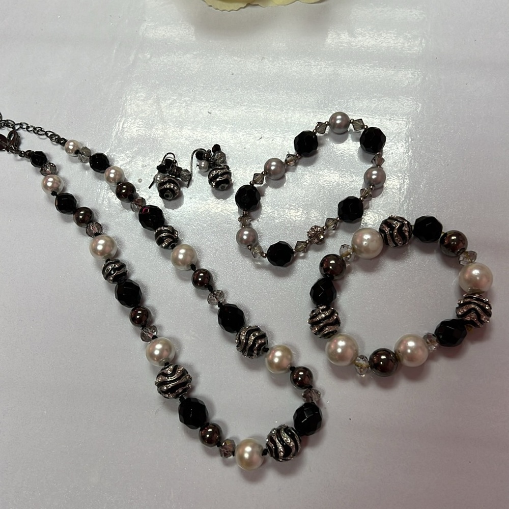 WHITE HOUSE BLACK MARKET JEWELRY MATCHING SET- NECKLACE, 2 BRACELETS & EARRINGS